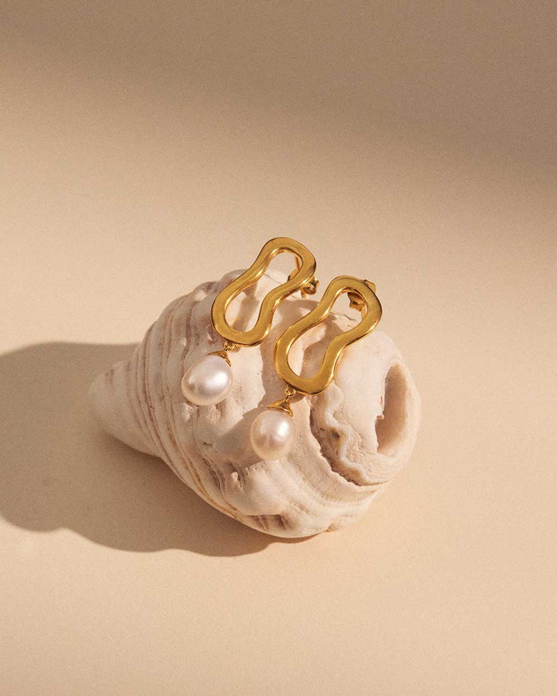 Kirstin Ash - Onda Pearl Earrings in Gold