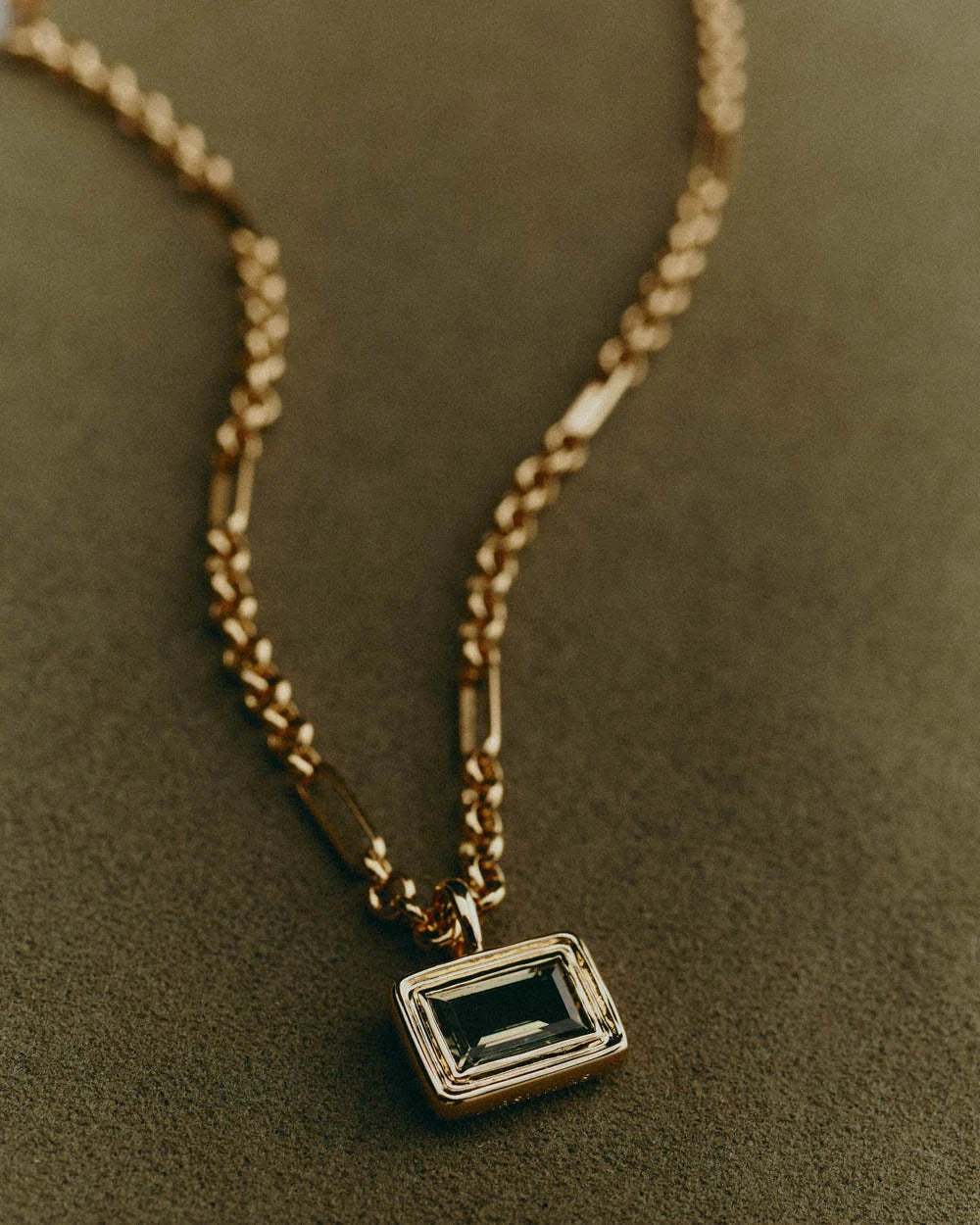 Kirstin Ash - Ebb Radiance Belcher Necklace in Gold