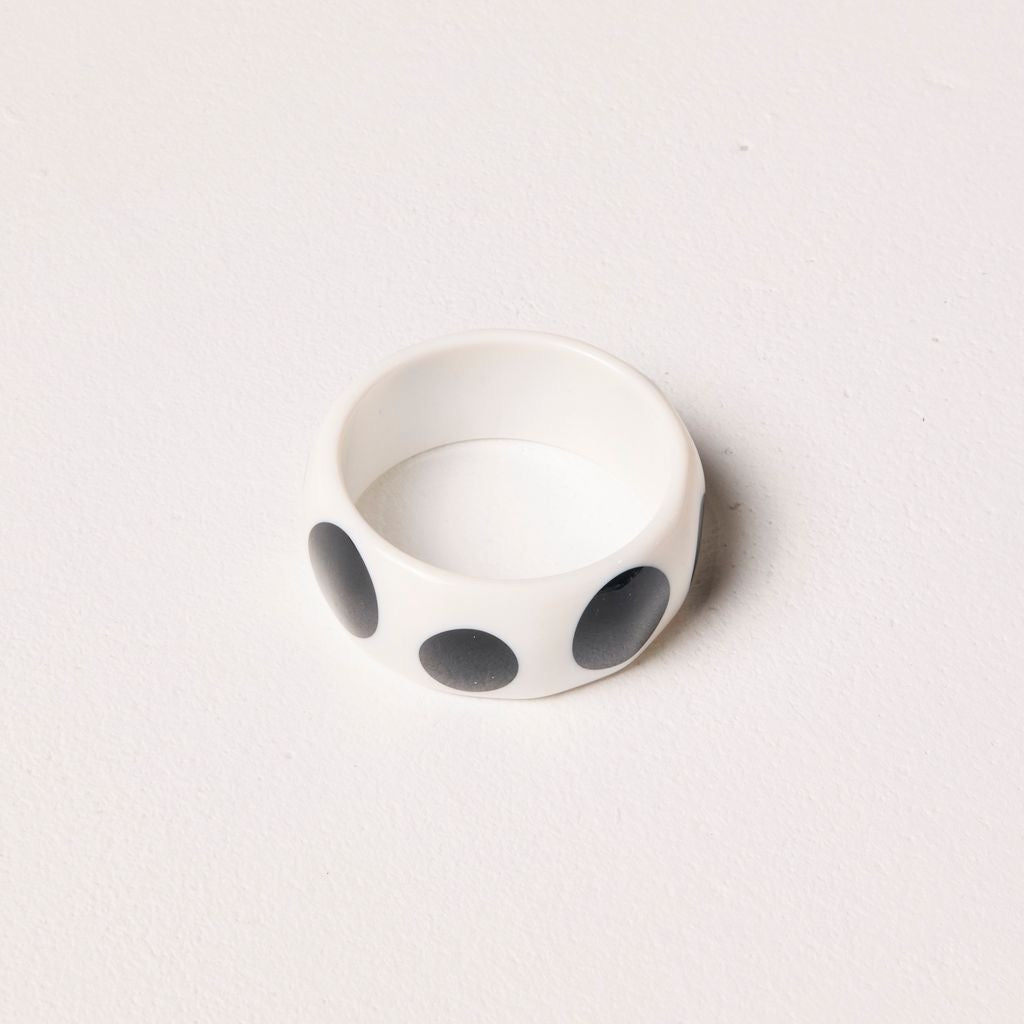 We Are Emte - The Spot Resin Bangle in White/Black