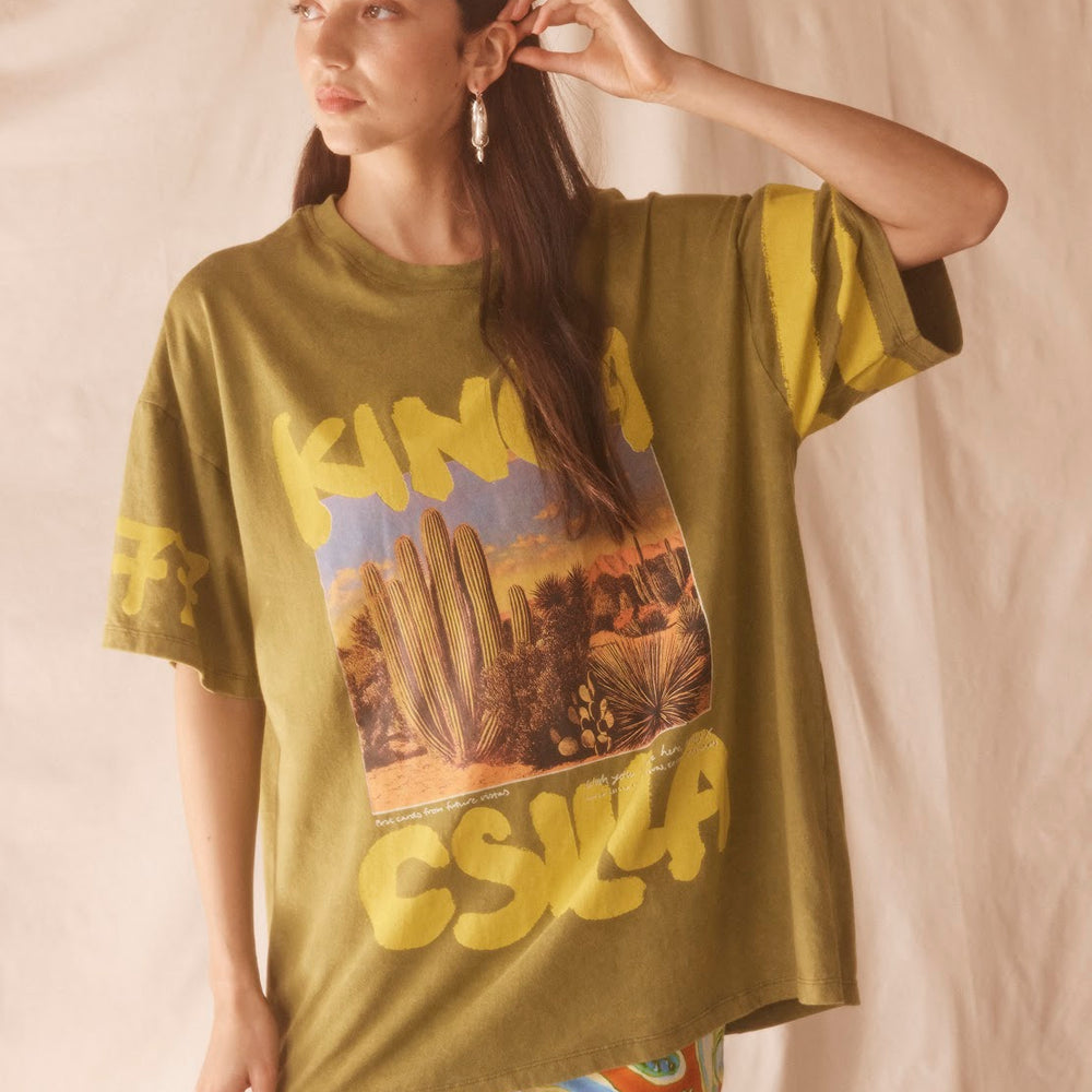 
                      
                        Kinga Csilla - Cacto Jardim Tee
                      
                    