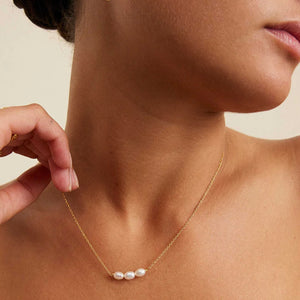 Kirstin Ash - Isole Pearl Necklace in Gold