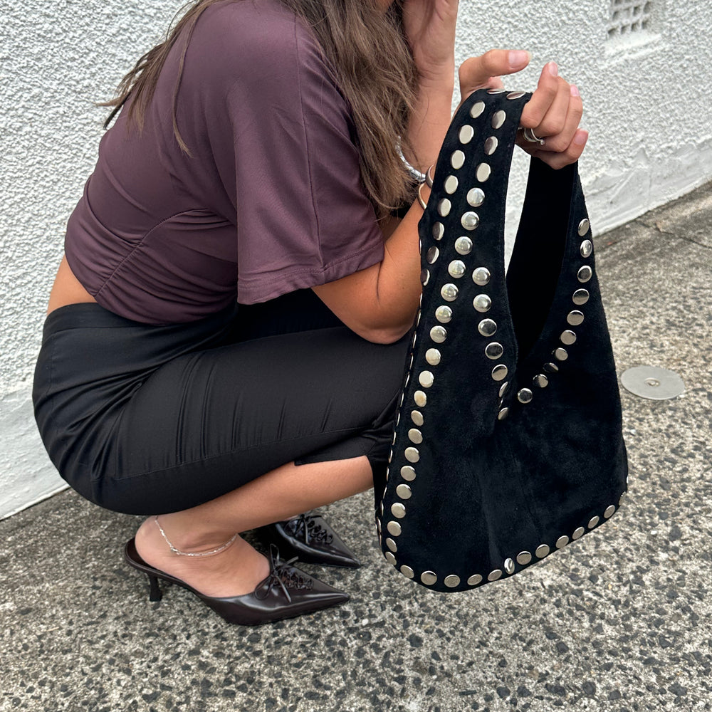 
                      
                        Sesa Studios - The Muse in Noir
                      
                    