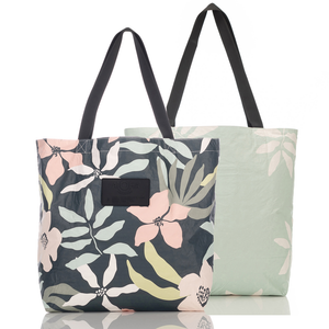 
            
                Load image into Gallery viewer, Aloha Collection - RVS Tote im Flora Eve
            
        