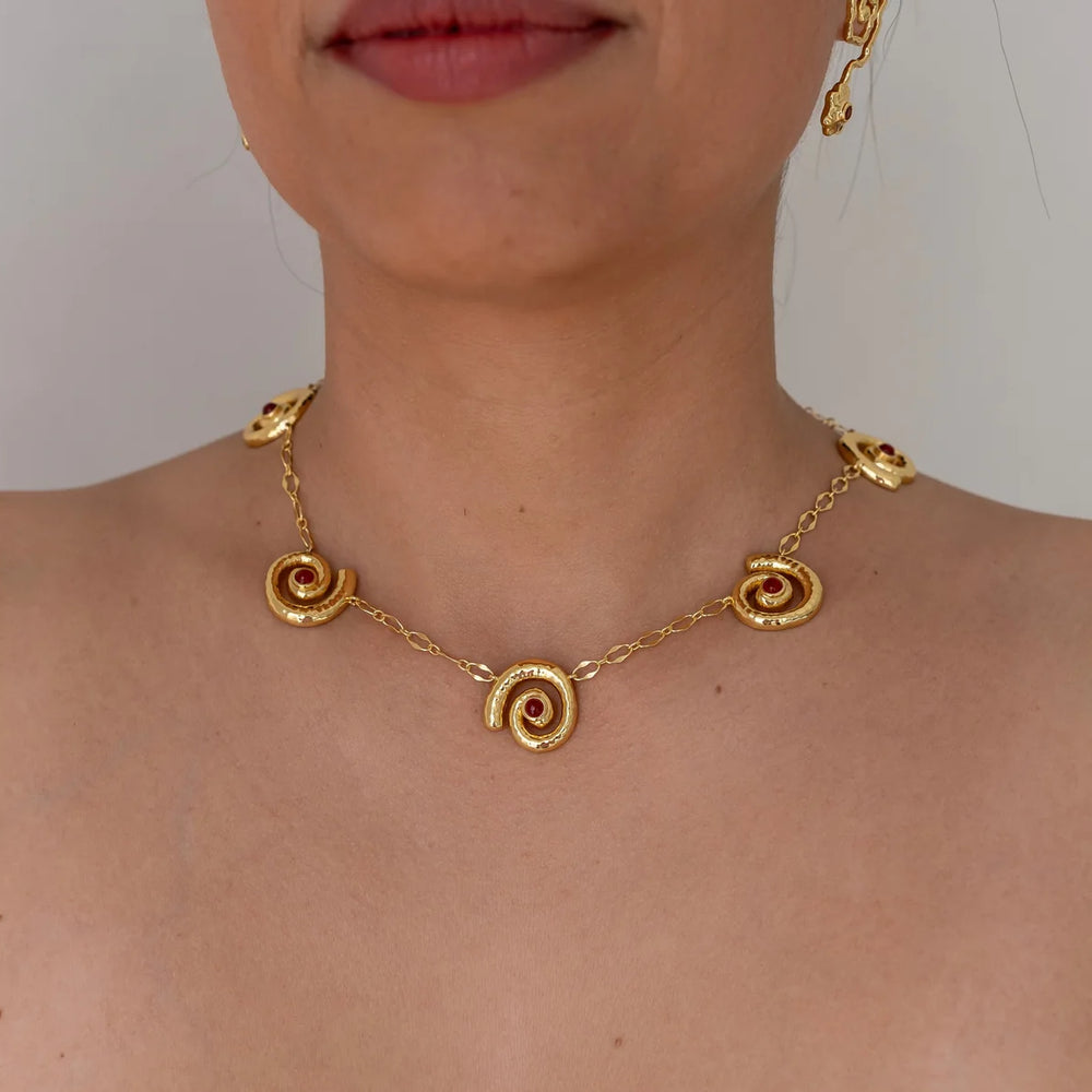 Käärme Jewels - Swirl Necklace in Gold