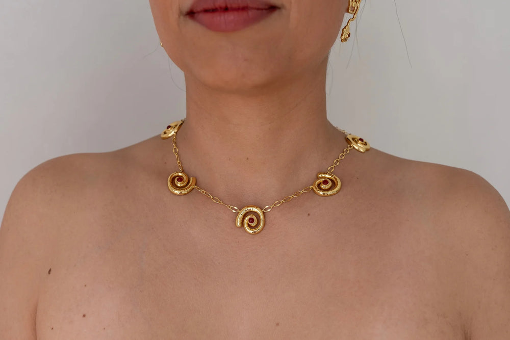 Käärme Jewels - Swirl Necklace in Gold
