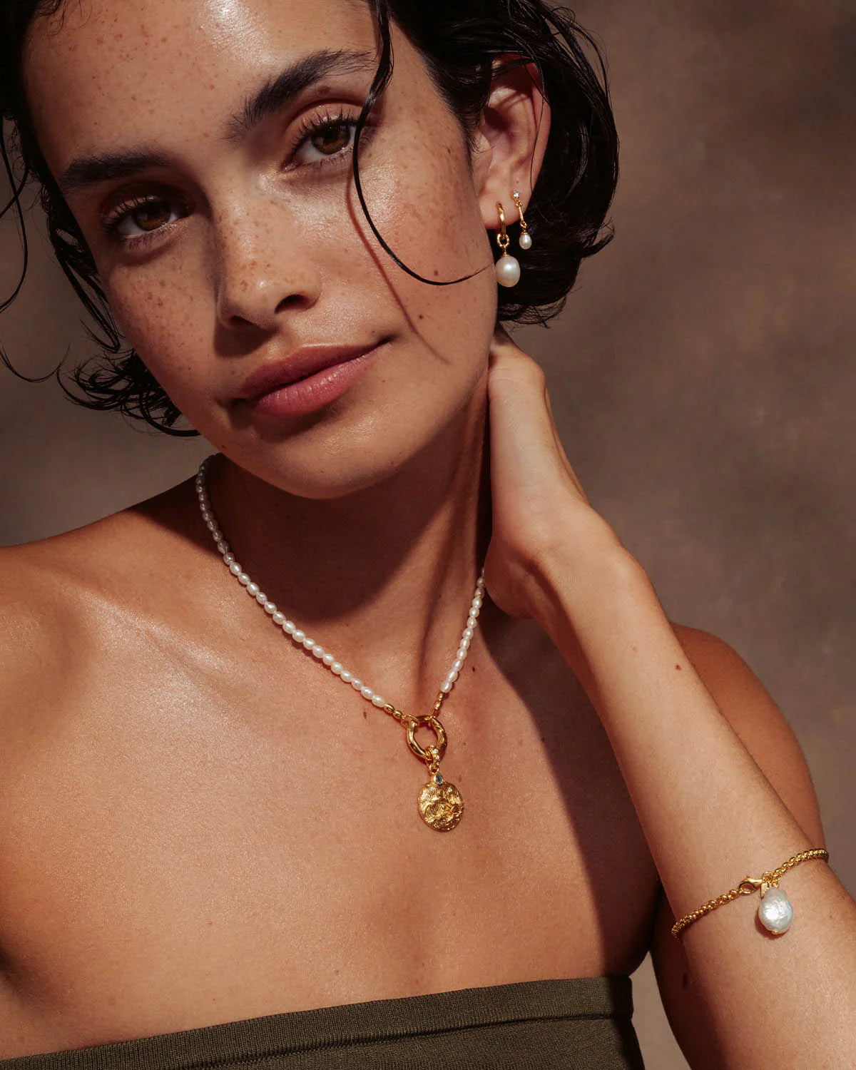 By Charlotte  - Embrace Stillness Pearl Bracelet in Gold