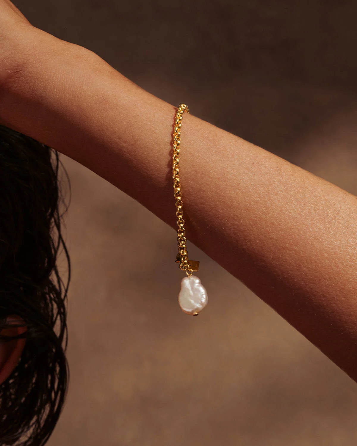 By Charlotte  - Embrace Stillness Pearl Bracelet in Gold