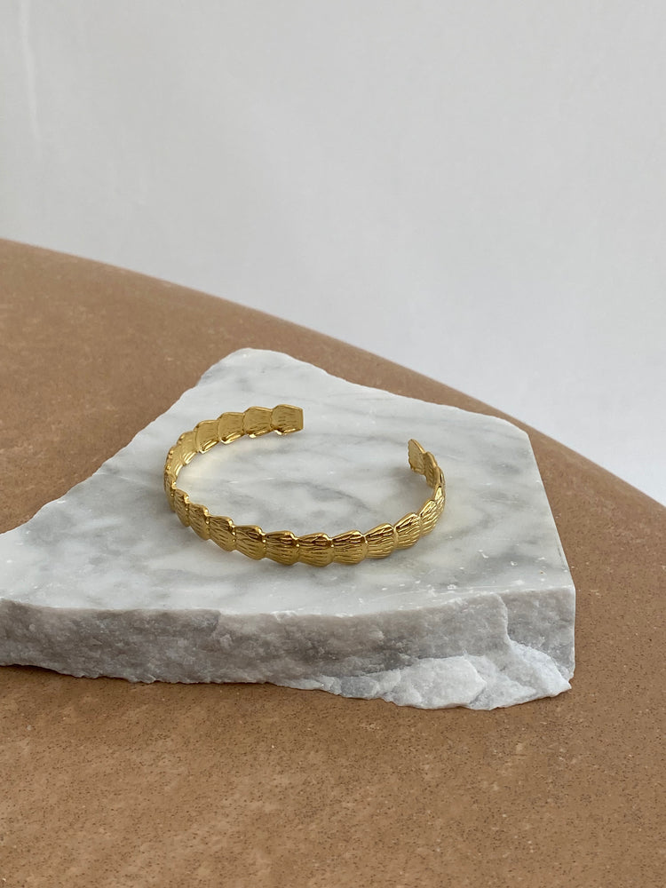 We Are Emte - Scallop Cuff in Gold