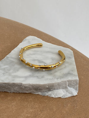 
            
                Load image into Gallery viewer, We Are Emte - Pearl Cuff in Gold
            
        