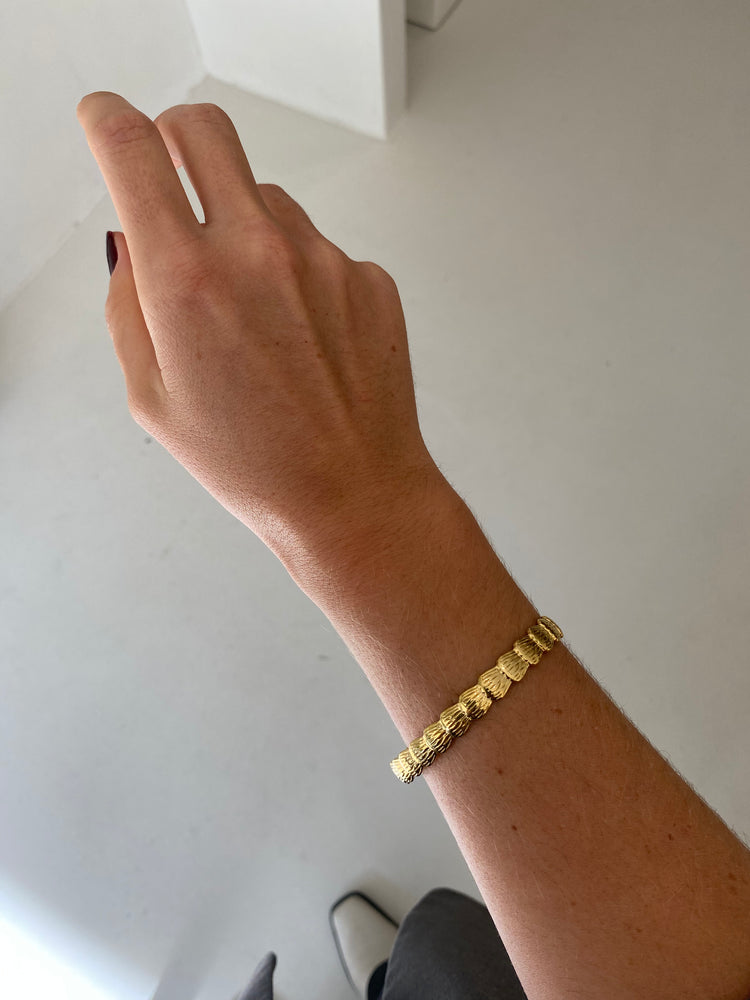 
            
                Load image into Gallery viewer, We Are Emte - Scallop Cuff in Gold
            
        