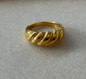 We Are Emte -Croissant Ring in Gold