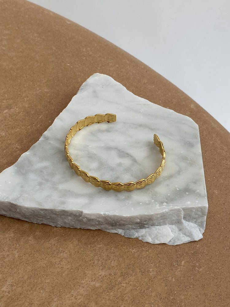 We Are Emte - Scallop Cuff in Gold