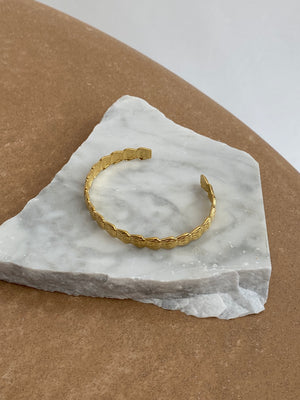 
            
                Load image into Gallery viewer, We Are Emte - Scallop Cuff in Gold
            
        