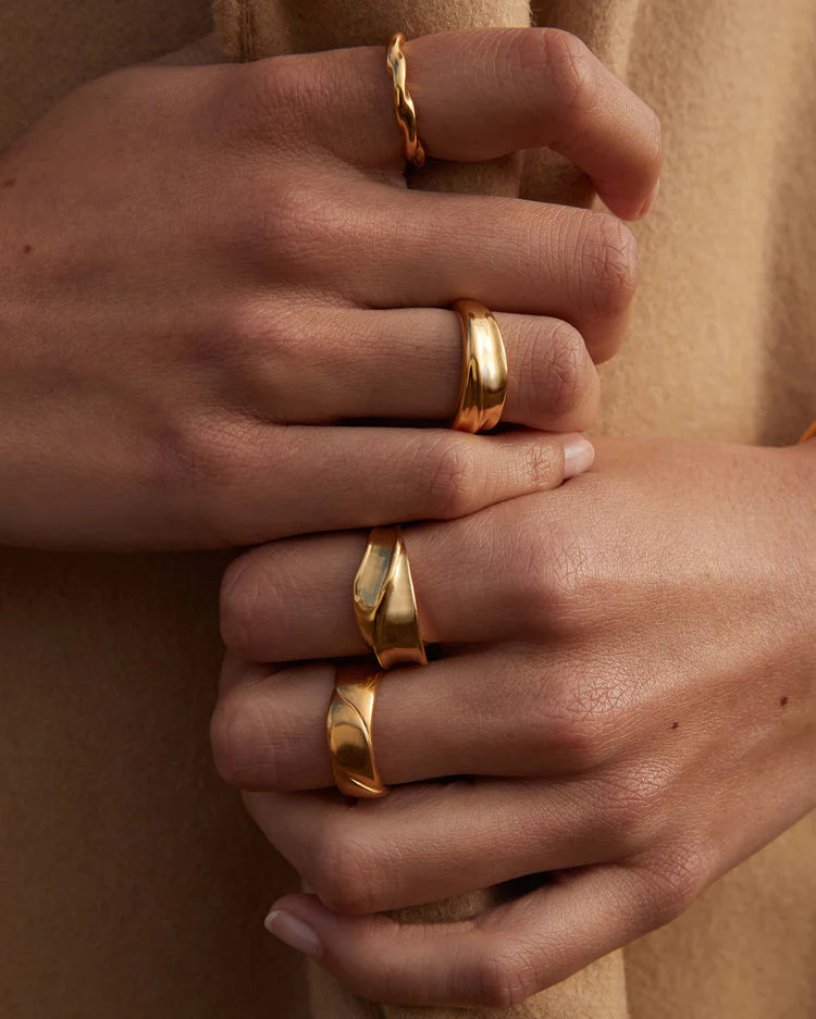 Kirstin Ash - Wave Ring in Gold